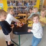 Zzzzzoem, zoem, zoem, een bijtje zoekt een bloem!